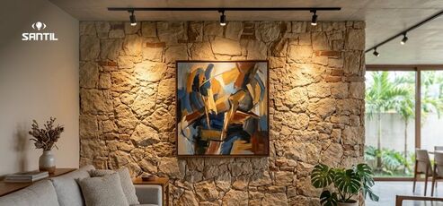 Sala com parede de pedra e quadro abstrato