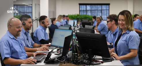 Equipe de atendimento em escritório moderno