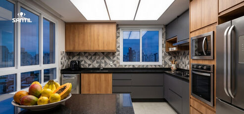 Cozinha moderna com vista e frutas na mesa