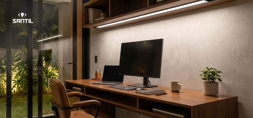 Escrivaninha moderna com computador e plantas decorativas