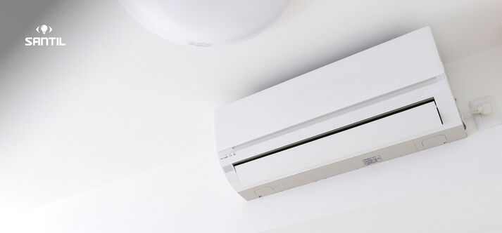 Ar condicionado Santil instalado no teto branco